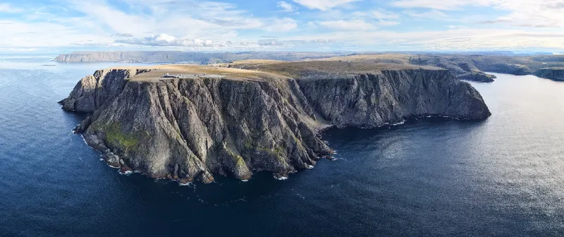 La scogliera di Capo Nord vista dall'alto, a picco sul Mare di Barents