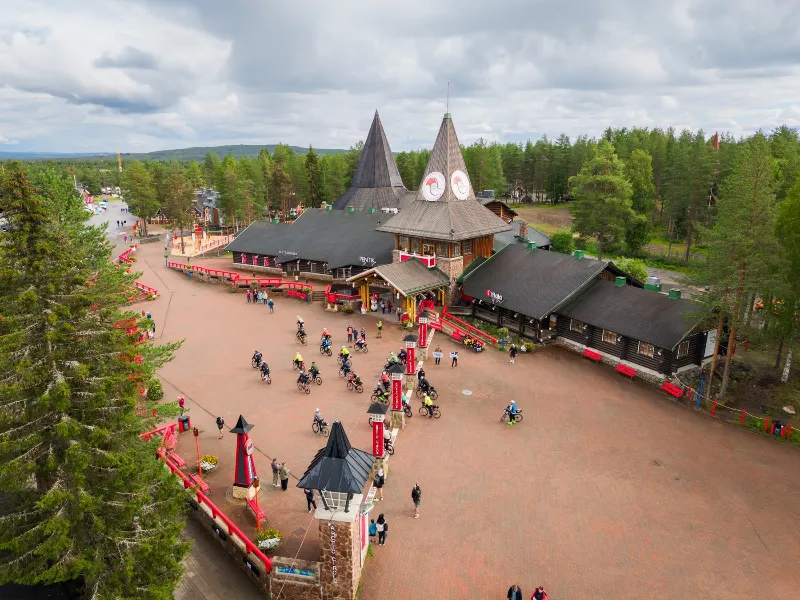 I rider radunati nella piazza del villaggio di Babbo Natale a Rovaniemi, visti dall'alto, pronti per la ripartenza di gruppo